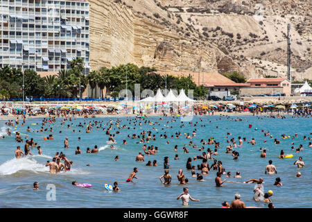 Alicante, Espagne. 07Th Aug 2016. El la plage de Postiguet, à Alicante. Alicante ville est bondée de touristes durant le mois d'août où les températures élevées et les beaux jours sont attendus. Credit : Marcos del Mazo/Pacific Press/Alamy Live News Banque D'Images