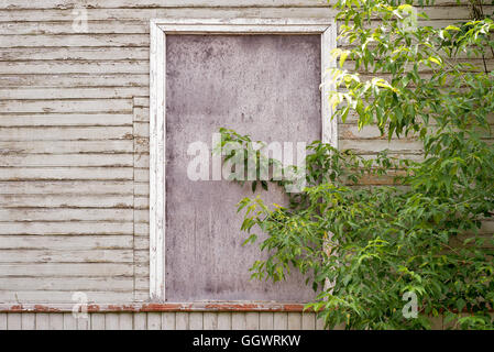 Maison en bois avec abandonnés barricadèrent windows Banque D'Images