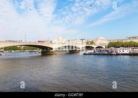 Waterloo Bridge sur la Tamise, Londres, Royaume-Uni, Shell-Mex House dans l'arrière-plan sur une journée ensoleillée avec ciel bleu Banque D'Images