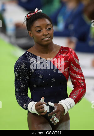 USA's Simone Biles effectue au cours de la gymnastique artistique féminine la qualification sur le deuxième jour de la Jeux Olympiques de Rio, au Brésil. Banque D'Images