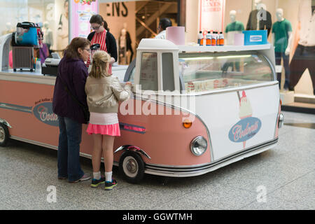 Des glaces italiennes dans le centre du vendeur Gyle, Édimbourg, Écosse, avec cabine conçue comme VW camper. Banque D'Images