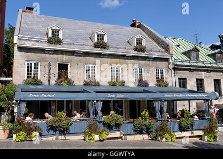 Les gens de manger dans le Jardin Nelson, un restaurant français sur la Place Jacques Cartier dans le Vieux Montréal, Québec, Canada Banque D'Images