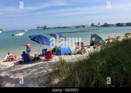 Une plage sur l'île d'Arachide Park dans le comté de Palm Beach en Floride du Sud. L'île est faite de matériaux excavés. Banque D'Images