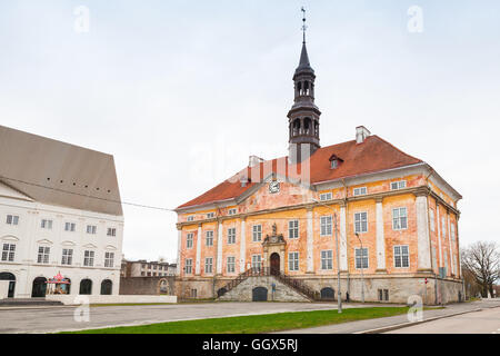 Ancien bâtiment de l'hôtel de ville dans la ville de Narva, Estonie Banque D'Images