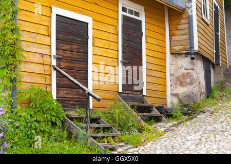 Porvoo, Finlande. Vieille ville finlandaise sur la rue. Maisons en bois jaune avec portes fermées brown Banque D'Images