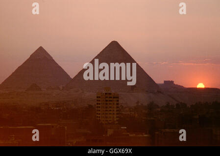 Les grandes pyramides au coucher du soleil sur le plateau de Gizeh. L'Égypte Banque D'Images
