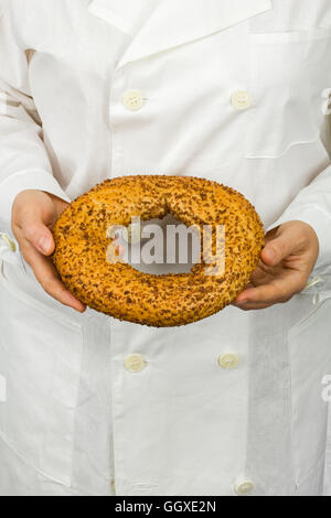 Boulangerie fraîche dans les mains de Baker Banque D'Images