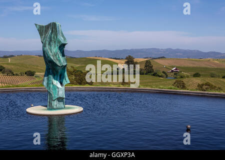 Miroir d'eau, statue par Gordon Huether, Artesa Winery, région de Carneros, Napa Valley, California, United States Banque D'Images