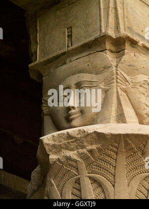 Colonnes surmontées par la déesse Hathor dans le Temple ptolémaïque de Philae à Assouan - Egypte. Banque D'Images