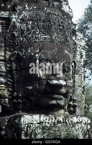 La tête de pierre géante dans le temple du Bayon à Angkor Wat. Siem Reap - Cambodge. Banque D'Images