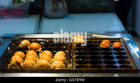 La cuisson de l'un des Takoyaki alimentaires les plus populaires Banque D'Images