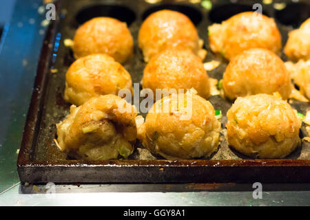 La cuisson au point sélective de l'un des Takoyaki alimentaires les plus populaires pour l'arrière-plan Banque D'Images