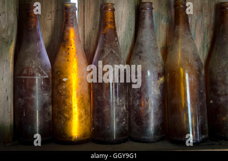 Les bouteilles de bière dans la vieille cabane de bergers, Whakahoro, près de Raetihi, Waimarino, île du Nord, Nouvelle-Zélande Banque D'Images