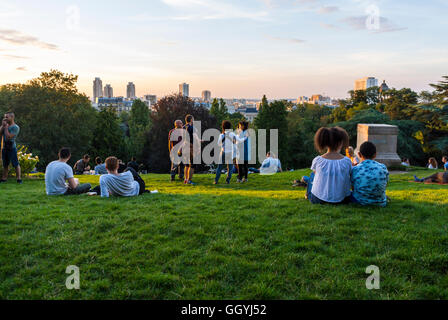 Paris, France, groupes de Français Picknicking dans le Parc public, Parc des Buttes Chaumont authentique style de vie français Banque D'Images