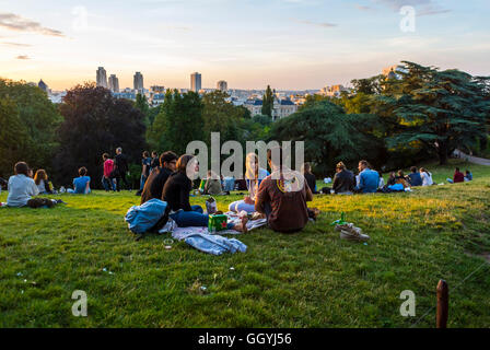 Paris, France, groupes de Français pique-niquent dans un parc public, Parc des Buttes Chaumont style de vie français authentique, parc de vie paris en journée Banque D'Images