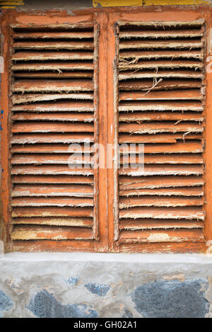 Fenêtre à volets en bois dans le mur extérieur d'une maison traditionnelle typique des Canaries Banque D'Images