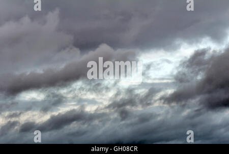 La couverture de nuages de pluie sombre ciel d'automne, ne laissant que les petites zones de ciel bleu. Banque D'Images