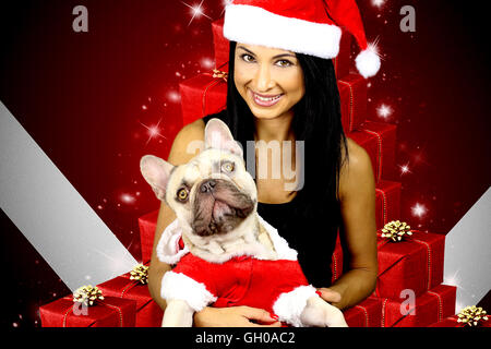 Belle jeune femme et son chien vêtu d'un costume de Noël Banque D'Images