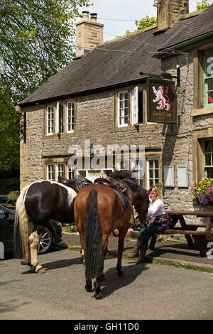 Royaume-uni, Angleterre, Derbyshire, Litton, chevaux en dehors de Red Lion Inn, le pub du village traditionnel Banque D'Images