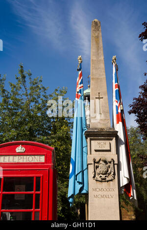 Royaume-uni, Angleterre, Northamptonshire, Northampton, Bois Hill, mémorial de guerre, et K6 red phone box Banque D'Images