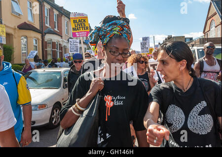 Londres, Royaume-Uni. 6 août 2016. Marcia Rigg qui continue de lutter pour la vérité et la justice sur l'assassinat de son frère Sean par police Brixton promenades avec Becky militant Hillsborough Shah, sur la procession de Broadwater Farm à un rassemblement à l'extérieur de la station de police de Tottenham, partie d'une journée d'activités organisées par l'homme Tottenham & Mark Duggan Justice Campagne cinq ans après la mort de Mark Duggan se souvient de sa mort et ceux d'autres membres de la communauté Tottenham tué par la police - Cynthia Jarrett, Joy Gardener, Roger Sylvester, Mark Duggan et Jermaine Baker. © Peter Marshall/Alamy Vivre sw Banque D'Images