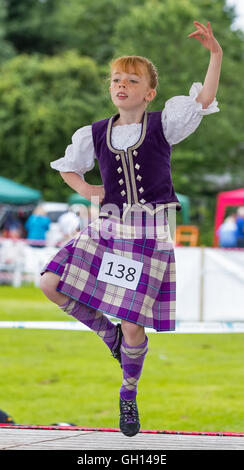 Moray, UK. 6 Août, 2016. Moray, Scotland, UK. 6 Août, 2016. C'est dans l'exécution de Gillies Bronagh Concours de danse des Highlands à l'Aberlour Highland Games, Moray, Ecosse le 5 août 2016. Jeux de montagne peut être défini comme un rassemblement social organisé autour de compétitions sportives et musicales. Selon la tradition, Scottish Highland Games ont eu leur début quand les rois et chefs de clans de l'Écosse a essayé d'obtenir une méthode acceptable et de choisir les meilleurs hommes d'armes. Credit : JASPERIMAGE/Alamy Live News Banque D'Images