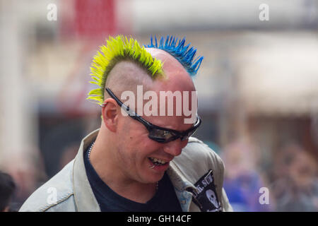 Blackpool, Royaume-Uni. 7 août 2016 nouvelles. Le spectacle coloré de punks de continuer à Blackpool aujourd'hui. Le dimanche est le dernier jour du festival. Beaucoup de couleurs autour de la ville aujourd'hui Crédit : Gary Telford/Alamy live news Banque D'Images