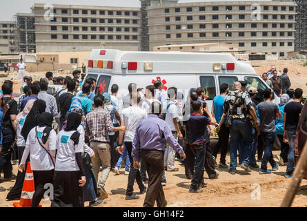 6 août 2016 - Le Caire, Le Caire, Égypte - Les étudiants de l'université Zewail assister à la deuxième partie de la procession funéraire de Nobel prize-winning chimiste Egyptian-American Ahmed Zewail au Zewail City de la science et de la technologie au Caire le 7 août 2016. Chimiste lauréat du prix Nobel d'Ahmed Zewail a reçu un enterrement avec les honneurs militaires à laquelle ont participé le président et haut fonctionnaires de l'Etat dimanche au Caire. Zewail, qui a servi comme conseiller en sciences et technologie au président américain Barack Obama, est mort mardi dans les États-Unis. Il a été 70 (Crédit Image : © Amr Sayed/APA des images à l'aide de Zuma sur le fil) Banque D'Images