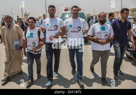 6 août 2016 - Le Caire, Le Caire, Égypte - Les étudiants de l'université Zewail assister à la deuxième partie de la procession funéraire de Nobel prize-winning chimiste Egyptian-American Ahmed Zewail au Zewail City de la science et de la technologie au Caire le 7 août 2016. Chimiste lauréat du prix Nobel d'Ahmed Zewail a reçu un enterrement avec les honneurs militaires à laquelle ont participé le président et haut fonctionnaires de l'Etat dimanche au Caire. Zewail, qui a servi comme conseiller en sciences et technologie au président américain Barack Obama, est mort mardi dans les États-Unis. Il a été 70 (Crédit Image : © Amr Sayed/APA des images à l'aide de Zuma sur le fil) Banque D'Images