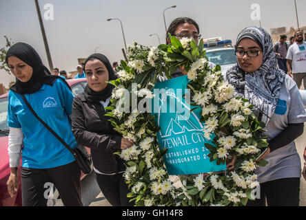 6 août 2016 - Le Caire, Le Caire, Égypte - Les étudiants de l'université Zewail assister à la deuxième partie de la procession funéraire de Nobel prize-winning chimiste Egyptian-American Ahmed Zewail au Zewail City de la science et de la technologie au Caire le 7 août 2016. Chimiste lauréat du prix Nobel d'Ahmed Zewail a reçu un enterrement avec les honneurs militaires à laquelle ont participé le président et haut fonctionnaires de l'Etat dimanche au Caire. Zewail, qui a servi comme conseiller en sciences et technologie au président américain Barack Obama, est mort mardi dans les États-Unis. Il a été 70 (Crédit Image : © Amr Sayed/APA des images à l'aide de Zuma sur le fil) Banque D'Images