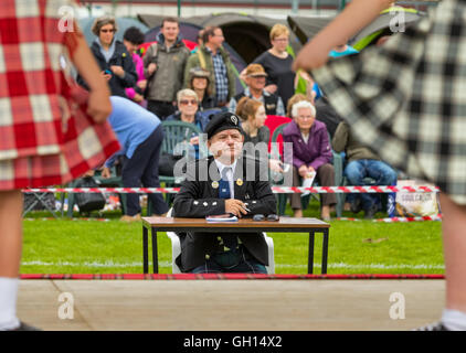 Moray, UK. 6 Août, 2016. C'est M. Ritchie Gibson, Juge au concours de danse des Highlands à l'Aberlour Highland Games, Moray, Ecosse le 5 août 2016. Jeux de montagne peut être défini comme un rassemblement social organisé autour de compétitions sportives et musicales. Selon la tradition, Scottish Highland Games ont eu leur début quand les rois et chefs de clans de l'Écosse a essayé d'obtenir une méthode acceptable et de choisir les meilleurs hommes d'armes. Credit : JASPERIMAGE/Alamy Live News Banque D'Images