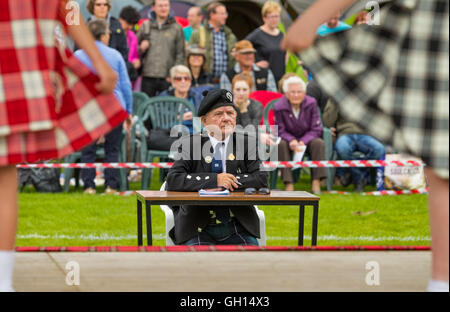 Moray, UK. 6 Août, 2016. C'est M. Ritchie Gibson, Juge au concours de danse des Highlands à l'Aberlour Highland Games, Moray, Ecosse le 5 août 2016. Jeux de montagne peut être défini comme un rassemblement social organisé autour de compétitions sportives et musicales. Selon la tradition, Scottish Highland Games ont eu leur début quand les rois et chefs de clans de l'Écosse a essayé d'obtenir une méthode acceptable et de choisir les meilleurs hommes d'armes. Credit : JASPERIMAGE/Alamy Live News Banque D'Images