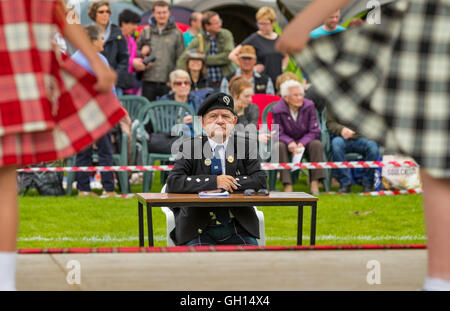 Moray, UK. 6 Août, 2016. C'est M. Ritchie Gibson, Juge au concours de danse des Highlands à l'Aberlour Highland Games, Moray, Ecosse le 5 août 2016. Jeux de montagne peut être défini comme un rassemblement social organisé autour de compétitions sportives et musicales. Selon la tradition, Scottish Highland Games ont eu leur début quand les rois et chefs de clans de l'Écosse a essayé d'obtenir une méthode acceptable et de choisir les meilleurs hommes d'armes. Credit : JASPERIMAGE/Alamy Live News Banque D'Images