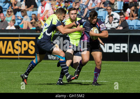 Ricoh Arena, Coventry, Royaume-Uni. 07Th Aug 2016. Singha Premiership Rugby 7s. La journée des finales. Exeter Chiefs Centre Max Bodilly et Sale Sharks fly-half George Nott. © Plus Sport Action/Alamy Live News Banque D'Images