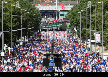 Wembley London, UK. 7 août 2016. Soccer Fans arrivent à Wembley pour la protection communautaire entre Trophée Ville Leicster et Manchester United. La Football Association Community Shield est contestée par année entre les champions de la précédente saison en Premier League et les détenteurs de la Coupe de France au stade de Wembley Crédit : amer ghazzal/Alamy Live News Banque D'Images