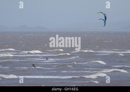 La baie de Morecambe, Lancashire, Royaume-Uni. 7 Août, 2016. Wind Surfer en profitant d'un fort vent souffle sur la baie de Morecambe Crédit : David Billinge/Alamy Live News Banque D'Images