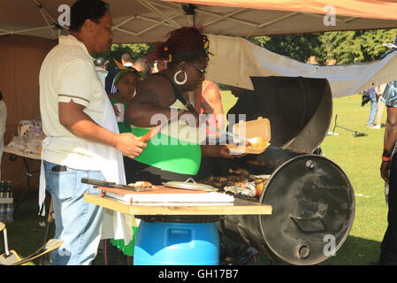 Gloucester, Royaume-Uni. 07Th Aug 2016. Les hommes de montrer leurs compétences en gymnastique, tandis que les familles se détendre et profiter de la nourriture à la juste/fete dans le parc à Jamacia Indépendance 54Kite & fêtes de famille. Gloucester Angleterre 07.08.16. Bliss Lane Alamy Live News. Credit : Bliss Lane/Alamy Live News Banque D'Images