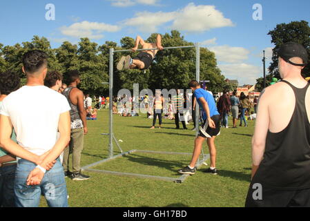 Gloucester, Royaume-Uni. 07Th Aug 2016. Les hommes de montrer leurs compétences en gymnastique, tandis que les familles se détendre et profiter de la nourriture à la juste/fete dans le parc à Jamacia Indépendance 54Kite & fêtes de famille. Gloucester Angleterre 07.08.16. Bliss Lane Alamy Live News. Credit : Bliss Lane/Alamy Live News Banque D'Images