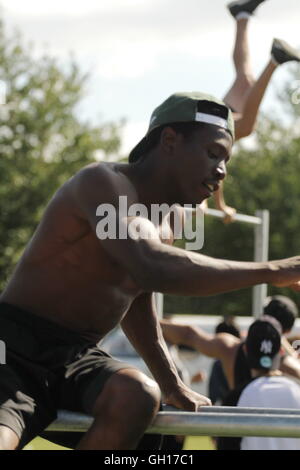 Gloucester, Royaume-Uni. 07Th Aug 2016. Les hommes de montrer leurs compétences en gymnastique, tandis que les familles se détendre et profiter de la nourriture à la juste/fete dans le parc à Jamacia Indépendance 54Kite & fêtes de famille. Gloucester Angleterre 07.08.16. Bliss Lane Alamy Live News. Credit : Bliss Lane/Alamy Live News Banque D'Images