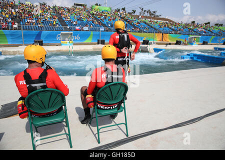 Rio de Janeiro, Brésil 07th Aug 2016. Une équipe de secours regarde la chauffe du slalom en canoë pendant l'organisation des Jeux Olympiques de 2016 à Rio Whitewater Stadium, Rio de Janeiro, Brésil le 07 août 2016. Photo : Friso Gentsch/dpa © AFP PHOTO alliance/Alamy Live News Crédit : afp photo alliance/Alamy Live News Banque D'Images