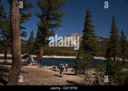 Jun 12, 2014 - Mammoth Lakes, Californie, États-Unis - Les Randonneurs visiter Horseshoe Lake au-dessus de la ville de mammouth. La Sierra est le foyer de trois parcs nationaux, 20 réserves naturelles, et deux monuments nationaux. La gamme Sierra Nevada est la plus haute montagne dans les États contigus des États-Unis. Mammoth Lakes se trouve sur le bord de la longue vallée Caldera et est géologiquement active. Les faits saillants sont le Mammoth Mountain Ski Area, plus de minaret sommet, puis vers le bas à Devils Postpile National Monument, avec l'accès à l'Ansel Adams Wilderness. La région a des sources chaudes naturelles, lacs, un soda springs, et un obsi Banque D'Images