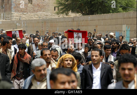 Sanaa, Yémen. 7e août 2016. Les gens portent des cercueils de combattants Houthi tués au cours des dernières attaques aériennes par la coalition menée par l'Arabie saoudite à la frontière entre le Yémen et l'Arabie saoudite, lors de funérailles à Sanaa, capitale du Yémen, le 7 août 2016. Credit : Hani Ali/Xinhua/Alamy Live News Banque D'Images