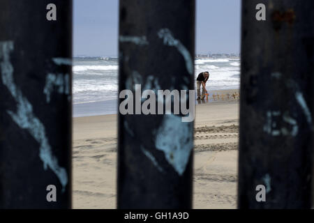 Le Mexique. 7e août 2016. La clôture de la frontière américaine à Tijuana au Mexique, 1 juil., 2016. États-unis et le Mexique partagent près de 2 000 kilomètres de frontière commune. En vertu de la clôture sécurisée Act de 2006, le ministère de la Sécurité intérieure a terminé 651 miles de l'escrime et renfort de clôture, y compris 299 kilomètres de barrières et 352 véhicules miles de piétons en clôture. Depuis les premiers pieds a été construit, la clôture a est devenu un personnage qui ne cesse de changer ; il intervient le paysage et l'impact des communautés qu'elle traverse, et finalement, c'est modifié par les différents acteurs qui convergent vers elle. © ZUMA P Banque D'Images