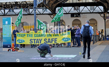 Brighton Sussex UK 8 août 2016 - Un artiste de la chaussée puise son soutien aux membres de l'Union européenne EGI au début de leur grève de cinq jours d'un différend au sujet de prendre les trains sur l'orchestre Southern Rail Crédit : Simon Dack/Alamy Live News Banque D'Images