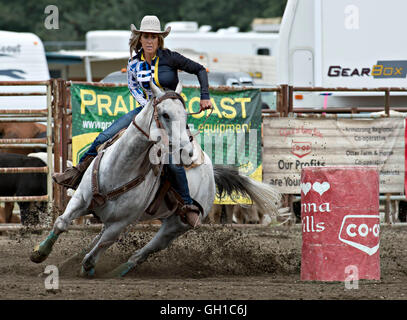 Vancouver, Vancouver. 7e août 2016. Un particates cowgirl dans les courses de barils au cours de la 144e foire de Chilliwack Chilliwack, en banlieue de Vancouver, le 7 août 2016. La 144e foire de Chilliwack a conclu dimanche. L'élément central de l'une des plus anciennes foires agricultral était son rodeo qui a fait partie de la foire depuis 51 ans attirer des cowboys et cowgirls de l'Ouest du Canada et des États-Unis pour participer à des événements traditionnels inspirés. Crédit : Andrew Soong/Xinhua/Alamy Live News Banque D'Images