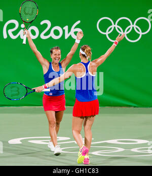 Rio de Janeiro, Brésil. 7e août 2016. Barbora Strycova, gauche, et de Lucie Safarova la République tchèque a battu Venus Williams et sa soeur Serena des États-Unis dans un match de double à l'Jeux olympiques d'été de 2016 à Rio de Janeiro, Brésil, dimanche 7 août 2016. Photo : CTK Vit Simanek/Photo/Alamy Live News Banque D'Images