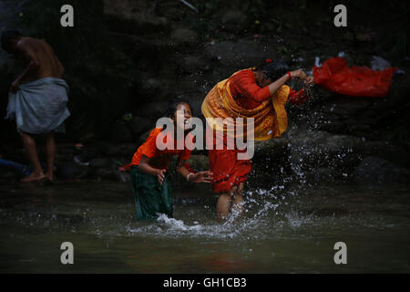 Katmandou, Népal. 8e août 2016. Un hindou adorateur ou pèlerin aussi connu sous le bol de Bom réagit en prenant un bain dans la rivière Bagmati saint pour adorer le Seigneur Shiva pendant le mois sacré hindou de l'Shrawan festival Sombar ou Bol Bom pèlerinage à Sundarijal à Katmandou, au Népal, le lundi, 8 août, 16. Pèlerins du Népal et l'Inde billet d'environ 22 kilomètres à pieds nus de Sundarijal Katmandou la ville de recueillir de l'eau bénite et retourner à Pashupathinath Temple pour offrir le culte à dieu hindou Shiva. Le festival dure un mois, au cours de laquelle la foule de dévots au temple alors que le jeûne et pr Banque D'Images