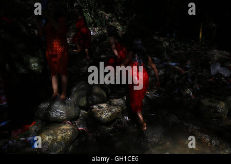 Katmandou, Népal. 8e août 2016. Les fidèles hindous ou pèlerins, également connu sous le bol de Bom revenir après avoir pris un bain saint et la collecte de l'eau sainte de la rivière Bagmati pour adorer le Seigneur Shiva pendant le mois sacré hindou de l'Shrawan festival Sombar ou Bol Bom pèlerinage à Sundarijal à Katmandou, au Népal, le lundi, 8 août, 16. Pèlerins du Népal et l'Inde billet d'environ 22 kilomètres à pieds nus de Sundarijal Katmandou la ville de recueillir de l'eau bénite et retourner à Pashupathinath Temple pour offrir le culte à dieu hindou Shiva. Le festival dure un mois, au cours de laquelle les dévots à la foule Banque D'Images