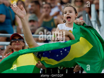 Rio de Janeiro, Brésil. 6e août 2016. Regarder le match des fans brésiliens Marketa Slukova et Barbora Hermannova de la République tchèque contre Agatha Bednarczuk et Barbara Seixas du Brésil au Jeux Olympiques d'été de 2016 à Rio de Janeiro, Brésil, le samedi, 6 août 2016. © Vit Simanek/CTK Photo/Alamy Live News Banque D'Images