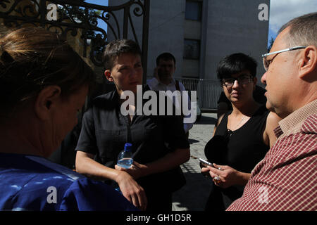 Kiev, Ukraine. 8 Août, 2016. Kiev, Ukraine. 8e août 2016. Législateur ukrainien NADIA SAVCHENKO comme ex-POW a un discours devant les manifestants. Les parents et les proches des soldats ukrainiens, capturé par les séparatistes pro-russes de Donetsk et Luhansk régions de l'Ukraine, rassemblement à l'avant du bureau présidentiel à Kiev avec la demande d'accélérer le processus d'échange de prisonniers, le 8 août 2016. Credit : ZUMA Press, Inc./Alamy Live News Banque D'Images